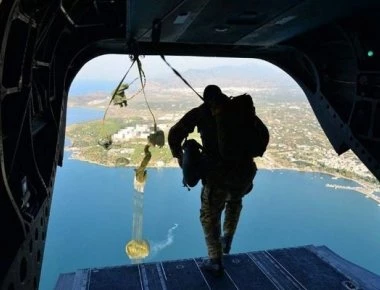 Εντυπωσιακή εκτέλεση θαλασσίου άλματος στατικού ιμάντα από Σινούκ
